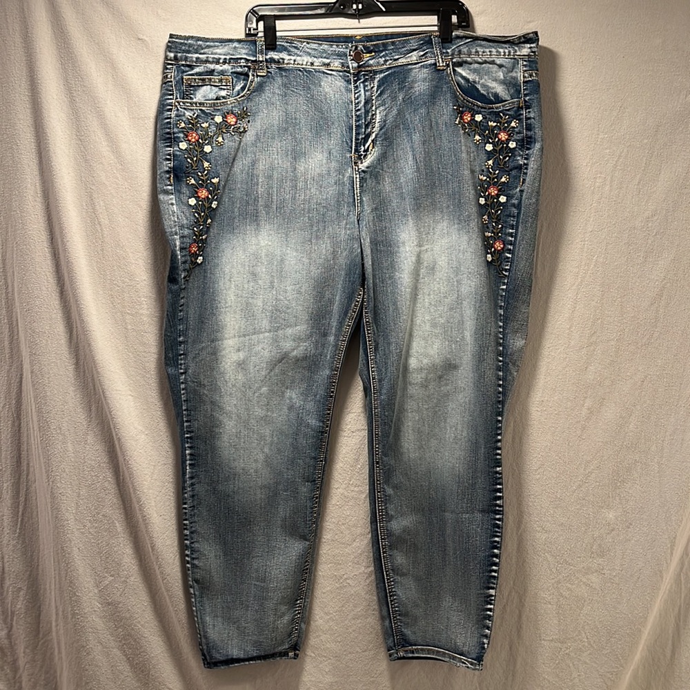 Avenue Denim Delicate Floral Embroidered Skinny Jeans in Size 24A (Average)